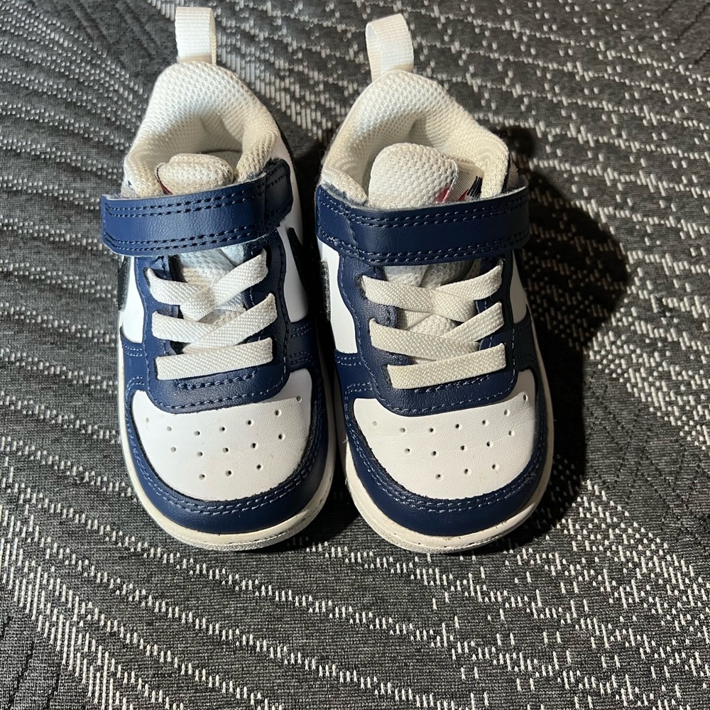 Nike Kids Navy and White Sneakers 5C